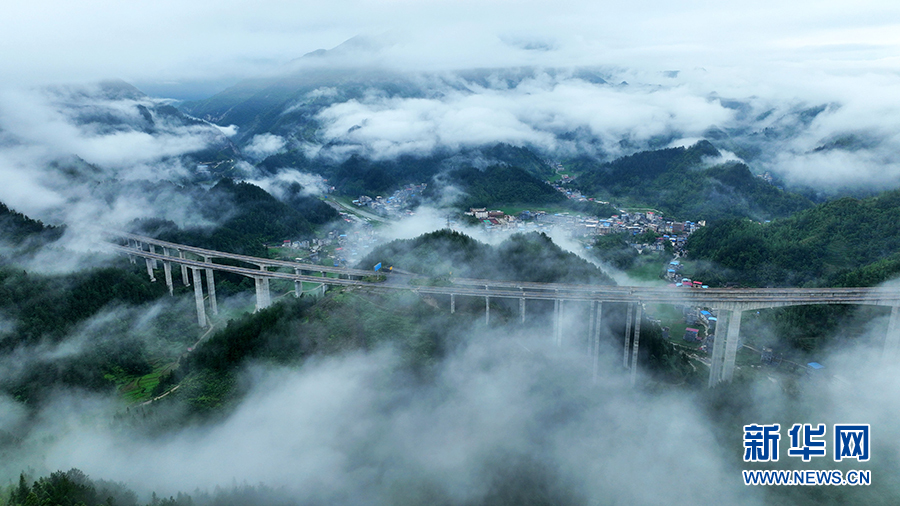 重慶酉陽再現“雲端高速”
