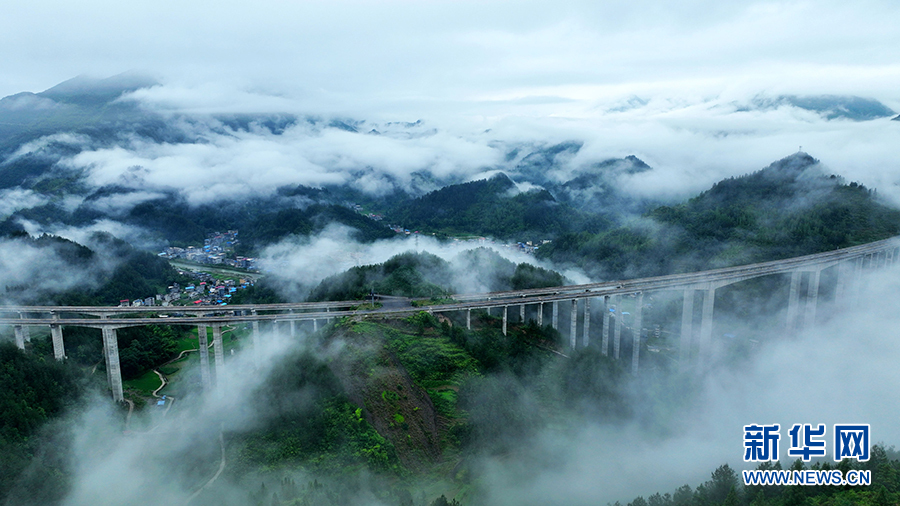 重慶酉陽再現“雲端高速”