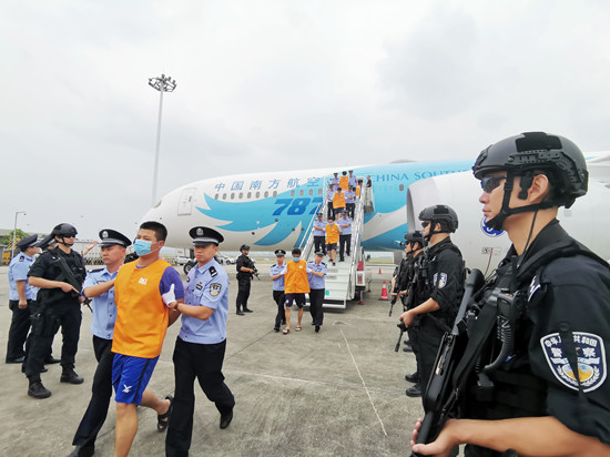 【法制安全】重慶警方押解150名電信詐騙犯罪嫌疑人回國【內容頁標題】重慶警方押解150名電信詐騙犯罪嫌疑人回國 涉案金額近億元