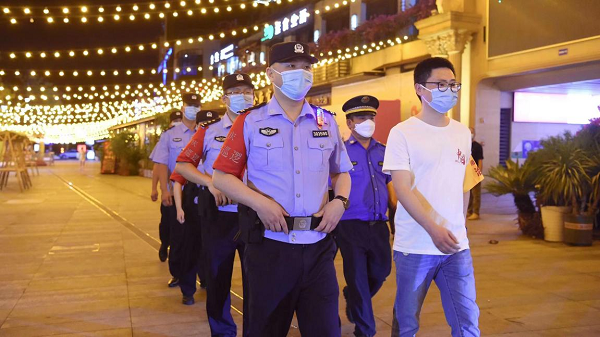 重慶南岸警方啟動第二次夏夜治安巡查宣防行動_fororder_圖片1