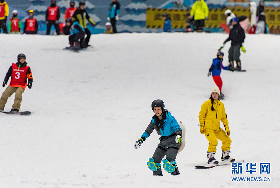 重慶：炎炎夏日 冰雪運動“熱”起來