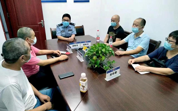踐行新時代“楓橋經驗” 重慶南岸警方暖心服務群眾_fororder_圖片1