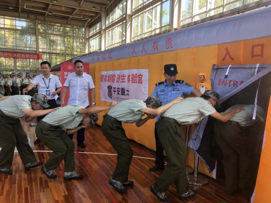 【科教 圖文】重慶大學舉行2019新生消防教育活動【內容頁標題】“體驗式”安全教育新探索 重慶大學舉行2019新生消防教育活動