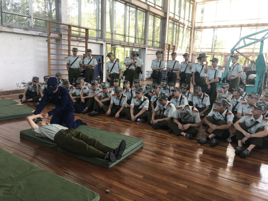 【科教 圖文】重慶大學舉行2019新生消防教育活動【內容頁標題】“體驗式”安全教育新探索 重慶大學舉行2019新生消防教育活動
