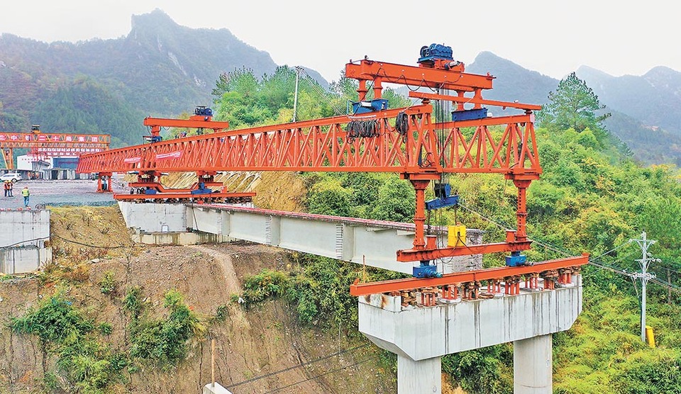 渝湘復線高速阿蓬江大橋建設順利推進