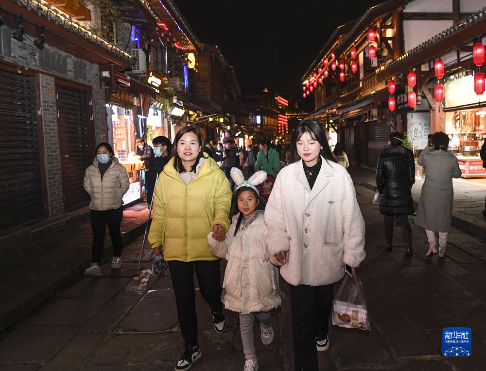圖片新聞丨千年古鎮夜間人氣旺