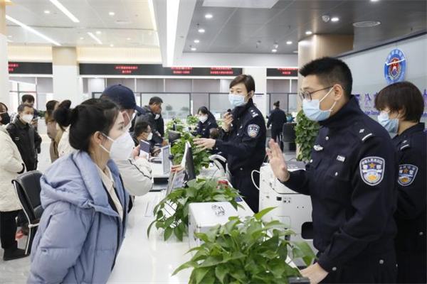 重慶永川積極應對出入境辦證“高峰”_fororder_圖片1