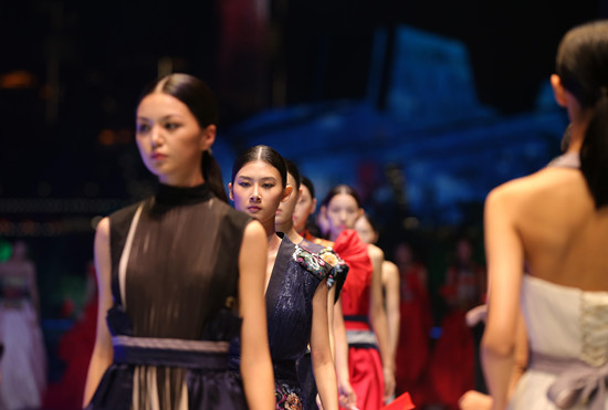 【CRI專稿 列表】2019中國重慶國際時尚周開幕 展示中華服裝時尚設計