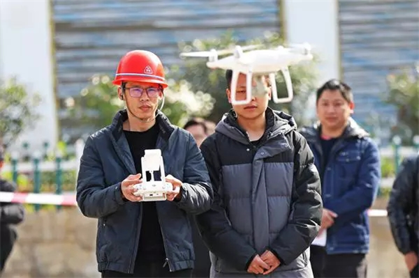 重慶彭水：學“飛”備春耕 村民家門口學無人機_fororder_圖片1