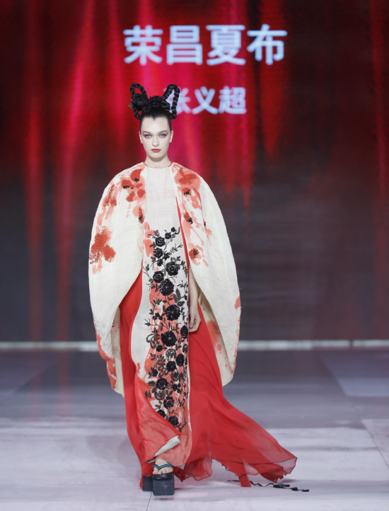 【CRI專稿 列表】2019中國重慶國際時尚周落幕 展榮昌夏布時尚之美
