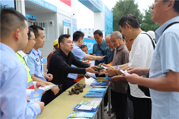 中建八局：普法宣傳進工地 安全教育入人心_fororder_圖片2
