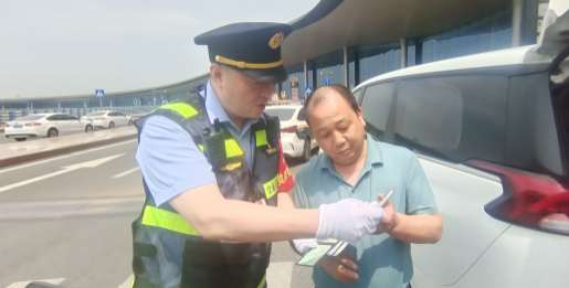 【原創】重慶交通執法總隊“黨員先鋒隊”亮相江北機場_fororder_圖片4(1)