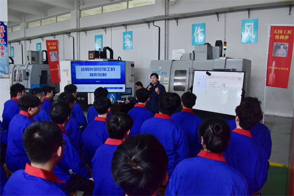 國防郵電産業2023年大國工匠進校園活動啟動儀式在重慶航天職業技術學院舉行_fororder_圖片2