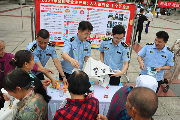 關注安全生産月 重慶忠縣開展集中宣傳活動_fororder_微信圖片_20230621100351