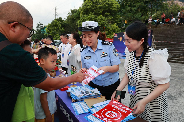 重慶涪陵警方以民間藝術節為契機 開展交通安全宣傳活動_fororder_圖片1
