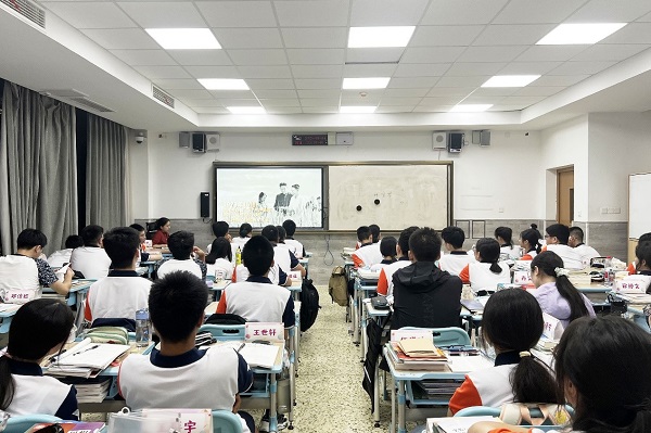 重慶兩江新區開學第一課上線 師生家長共上行走的思政課_fororder_2