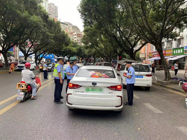 重慶雲陽交巡警大隊開展“機動車不係安全帶”專項整治行動_fororder_圖片1