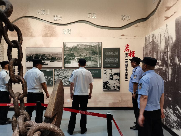 重慶大渡口公安組織開展走進紅色鋼城主題黨日活動_fororder_圖片1