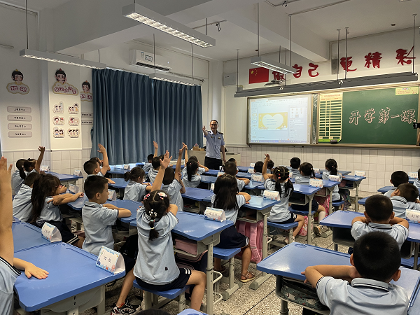 重慶交通執法部門走進魚洞二小 開展“交通安全知識開學第一課”_fororder_圖片1