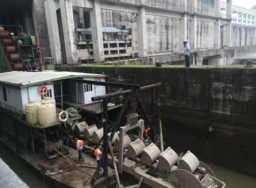 重慶：一採砂船舶過閘遇困 交通執法部門合力護航_fororder_微信圖片_20231009143959