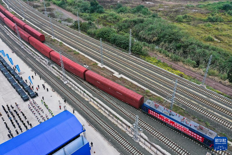 重慶永川首趟直髮中歐班列發車