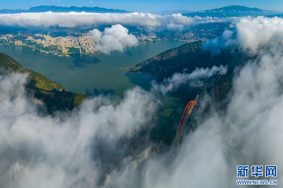 重慶巫山：雲生峽江 秋葉漸紅