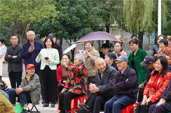 重慶:開州公安文藝小分隊反詐宣傳演出走進鎮街_fororder_圖片2