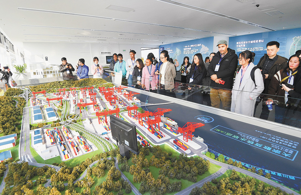 30名在渝留學生感受陸海新通道建設新成就