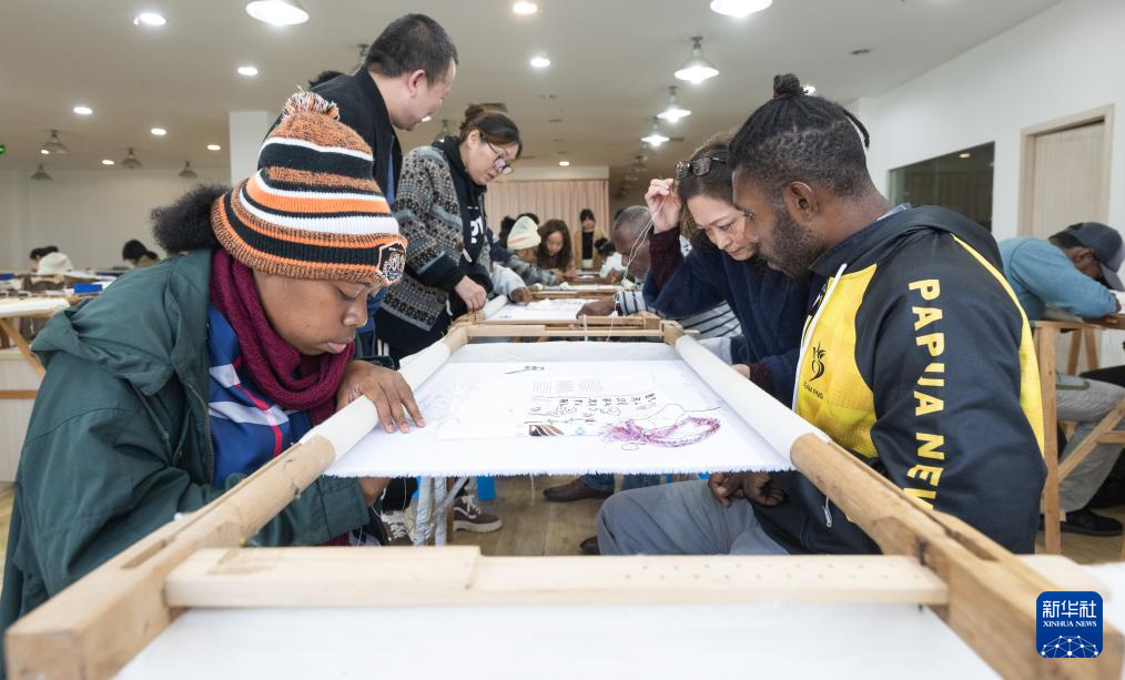 重慶：“洋學生”體驗三峽庫區傳統刺繡技藝