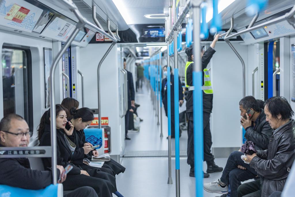 全國首條雙流制市域鐵路地鐵貫通列車在重慶正式運營
