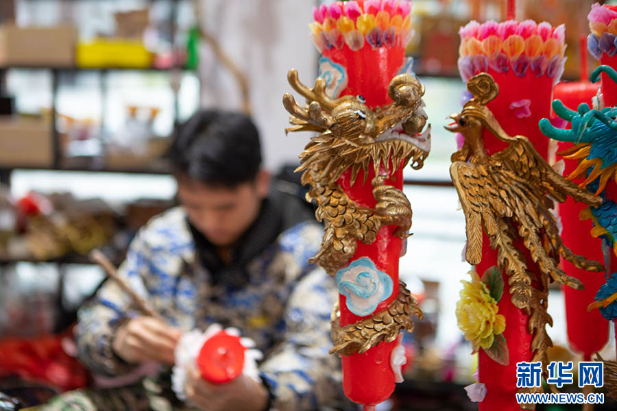 重慶秀山：製作非遺花燭 供應節日市場