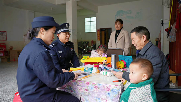 重慶彭水：進村入戶“零距離” 守護 群眾“錢袋子”_fororder_圖片1