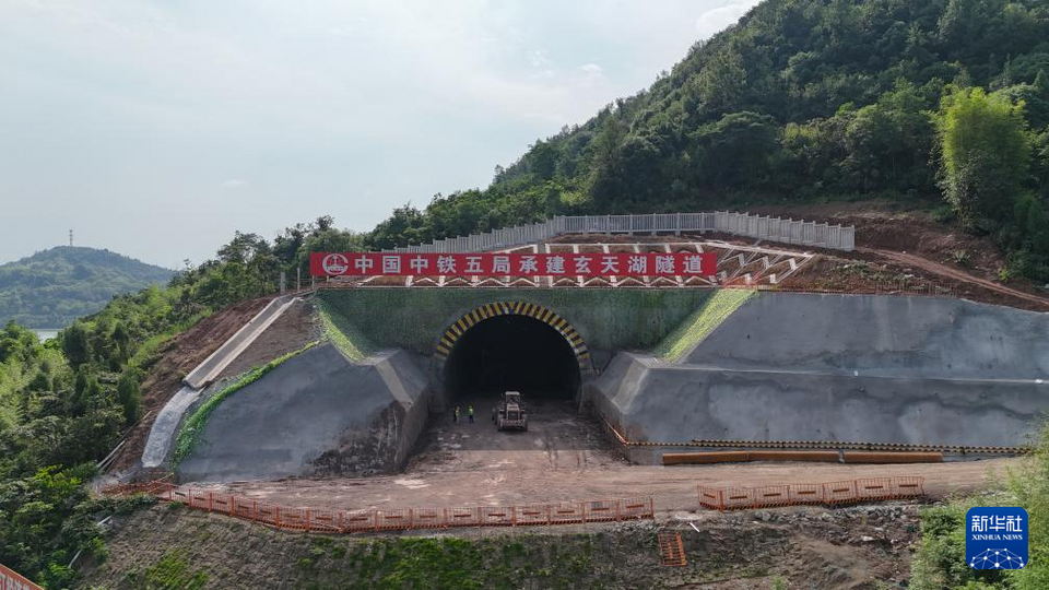 成渝中線高鐵玄天湖隧道順利貫通