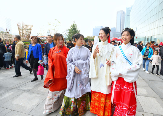 【聚焦重慶】花博會余溫未減 市民賞花展笑顏