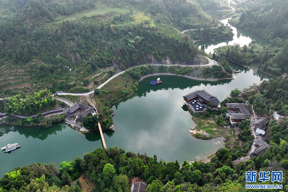 重慶酉陽：晨霧撫河灣 山水入畫來