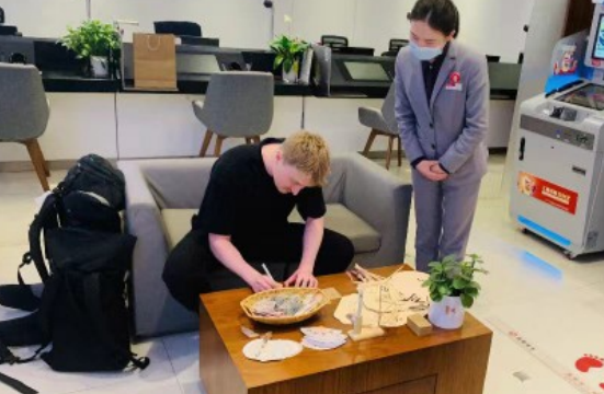 招商銀行重慶分行：暖心服務 提升外籍遊客支付體驗感_fororder_微信圖片_20240809144655