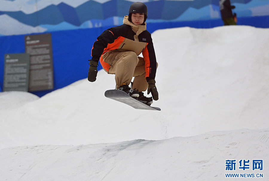 重慶：“反季玩雪”成消暑度夏新選擇