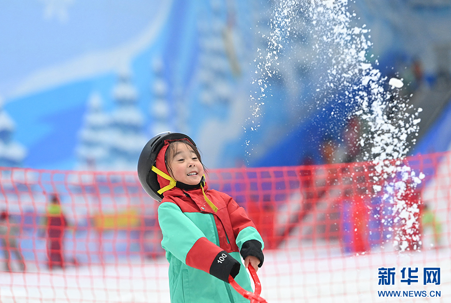 重慶：“反季玩雪”成消暑度夏新選擇