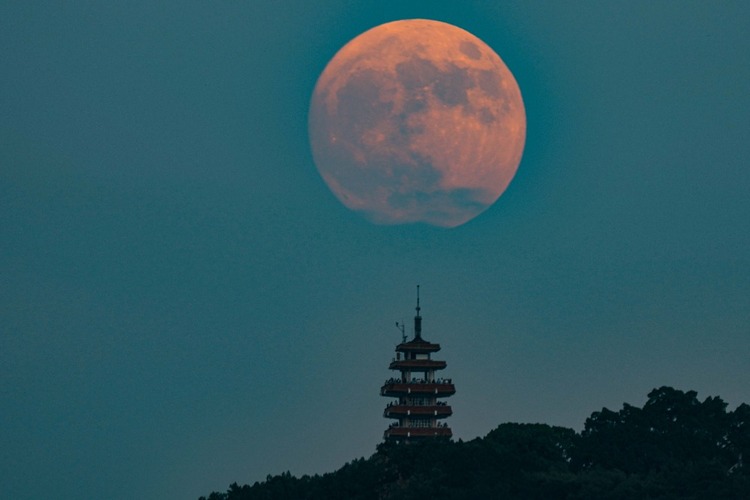 “超級月亮”扮靚重慶