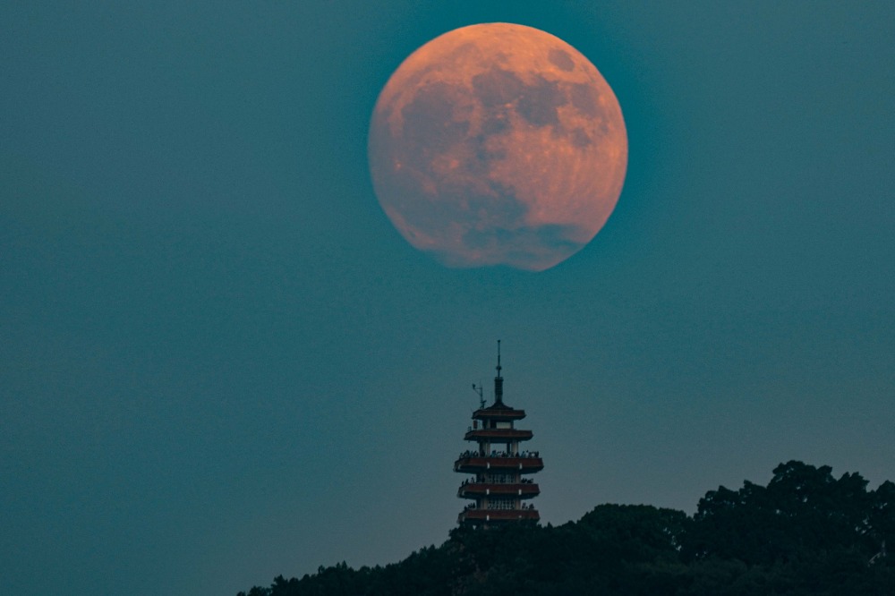 “超級月亮”扮靚重慶