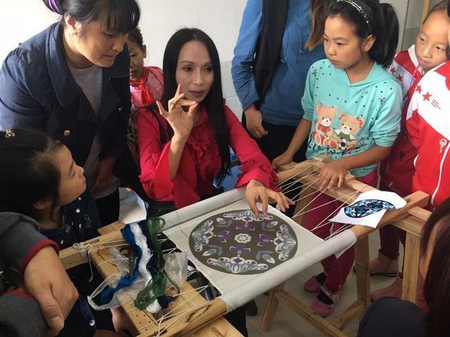 巴渝鄉村工匠唐麗娟：讓“巫溪嫁花”從活起來到火起來