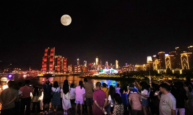 “超級月亮”扮靚重慶
