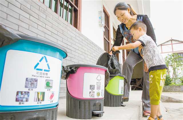 【滾動】【滾動新聞】明年底重慶將建成2500個農村生活垃圾分類示範村