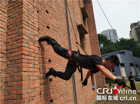 （發移動端）【法制安全】走進警營戰高溫 重慶特警總隊開展警民互動體驗活動