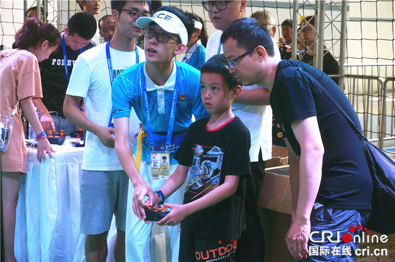 無邊欄【chinanews列表】【智博會專題 直擊智博會】國際無人機競速大獎賽舉行 全球無人機競速高手在渝比拼