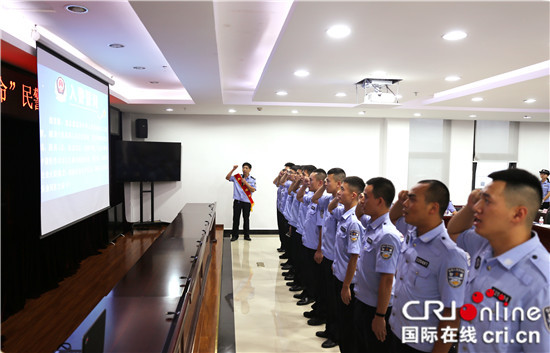 【法制安全】重慶石柱縣公安局舉行民警退休暨新警宣誓儀式【內容頁標題】重慶石柱縣公安局舉行民警退休暨新警宣誓儀式 增強隊伍職業榮譽感