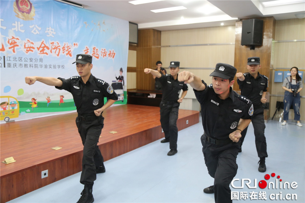 （無邊欄）（移動端）【Cri專稿 圖文】開學季“J sir”上崗　重慶江北智慧公安進校園