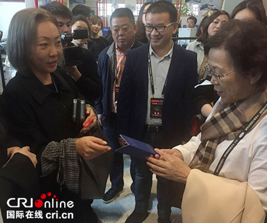 【ChinaNews 圖文列表】【CRI專稿 列表】中國重慶國際時尚周“設計師作品靜態展”在渝舉行