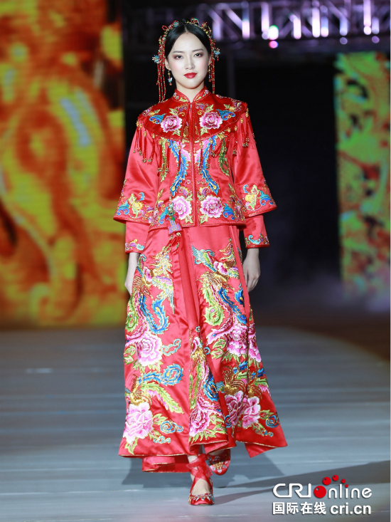 發移動端【CRI專稿 列表】2018中國重慶國際時尚周閉幕 禮服婚紗秀耀眼山城