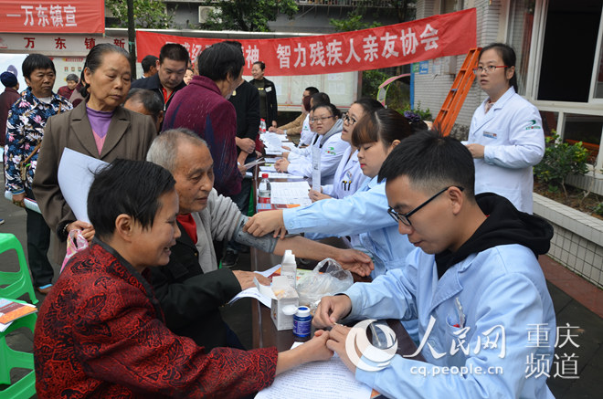 不簽【區縣聯動】【萬盛】萬盛：“世界精神衛生日”義診走近萬東鎮